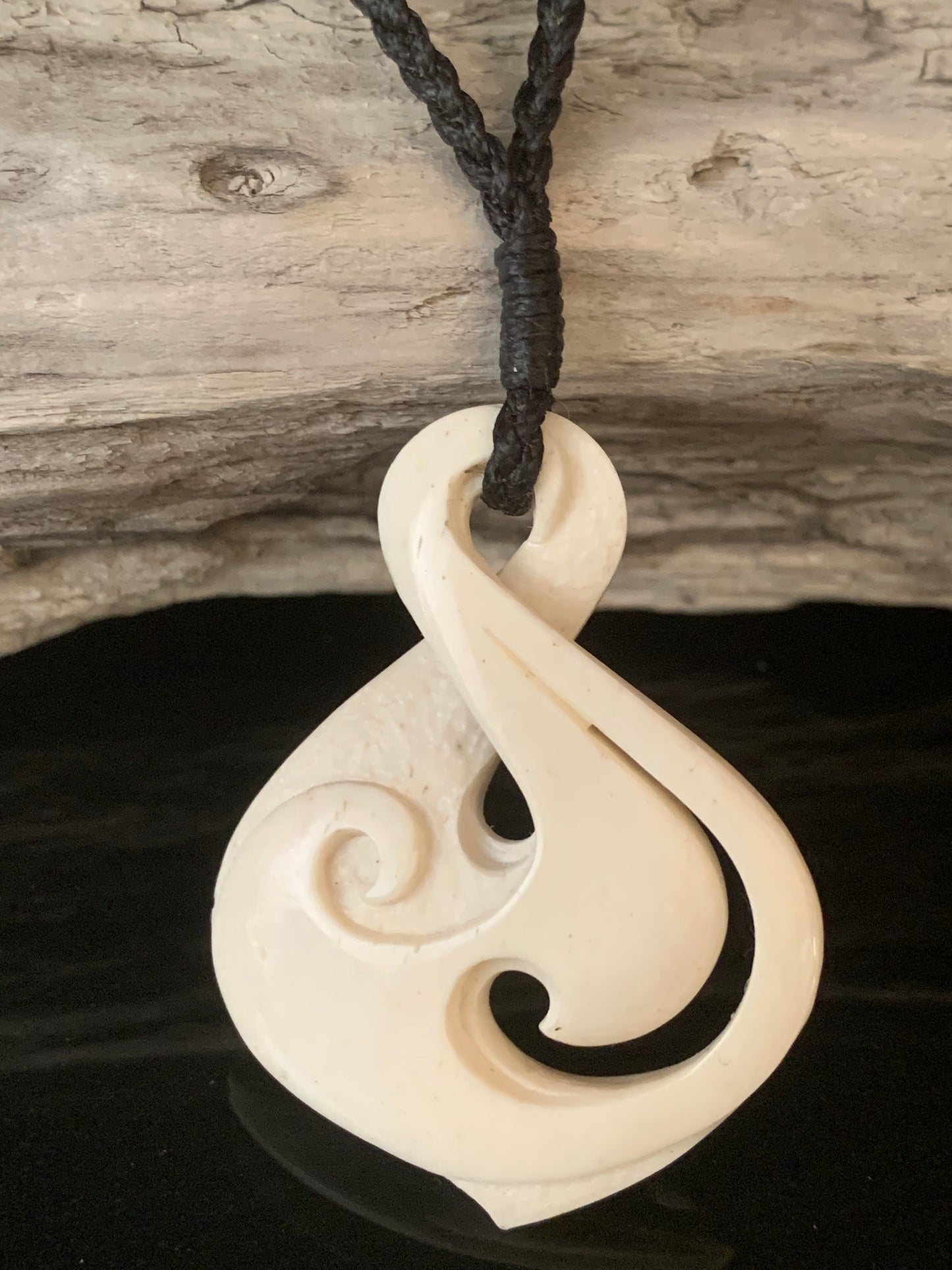 Bone Single Pikorua (Twist) Pendant - by Peter Mitchell