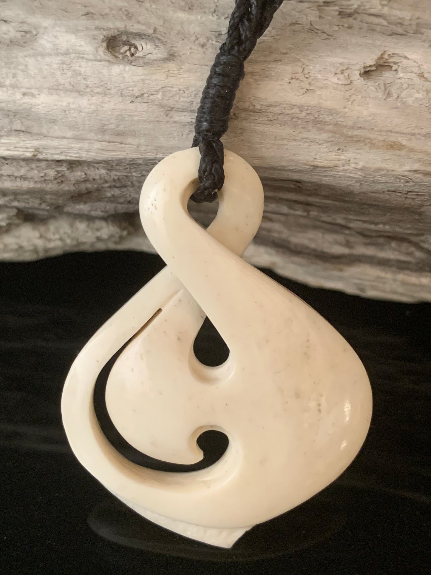 Bone Single Pikorua (Twist) Pendant - by Peter Mitchell