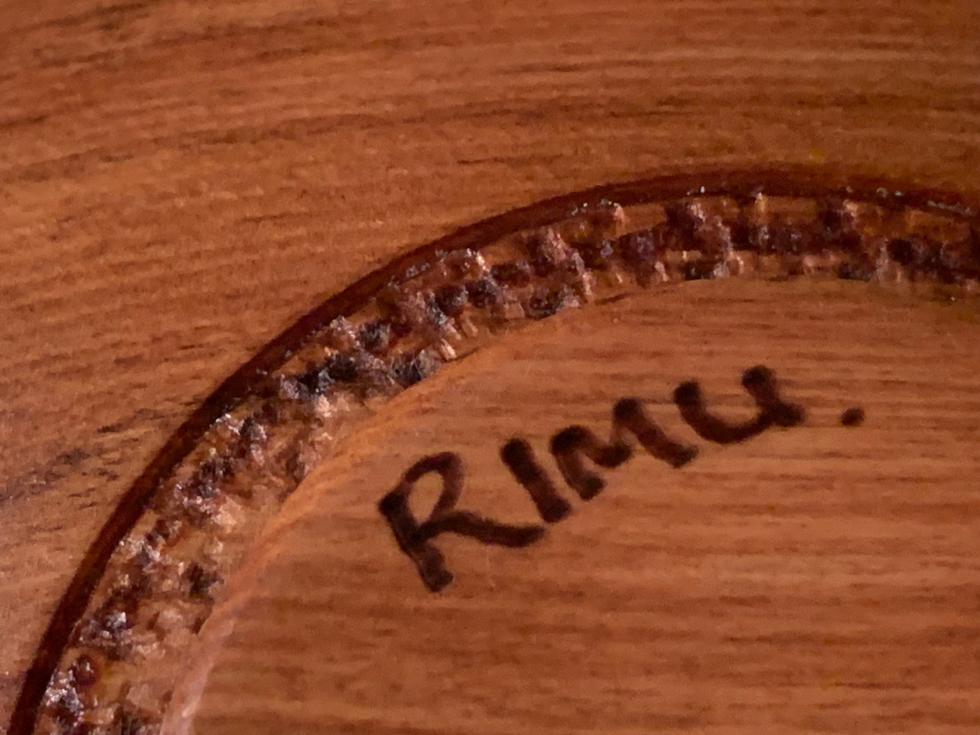 Wooden base with 'Rimu' engraving.